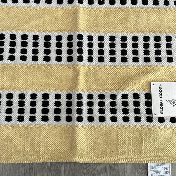 NWT-Accent Rug - Picture 2 of 7